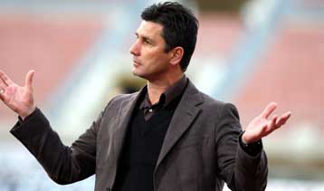 Παράπονα Σάντος από τους παίκτες του και Ουζουνίδη από τον διαιτητή