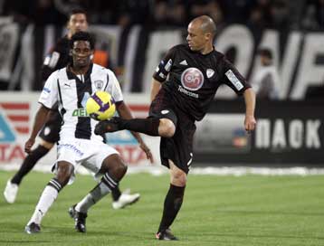 Διαμαρτυρία Γιαννακόπουλου για το πέναλτι του Βιεϊρίνια που έφερε την ήττα της ΑΕΛ