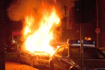 Επίθεση με μολότοφ σε γερμανικό αστυνομικό τμήμα από τους «Koukouloforoi»