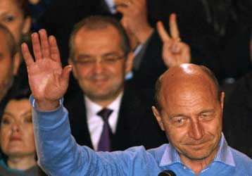 Νίκη του Μπασέσκου δείχνουν τα επίσημα αποτελέσματα στη Ρουμανία