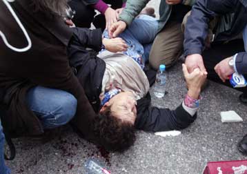 Τρία μέλη του ΕΕΚ παρασύρθηκαν από μοτοσυκλετιστές της αστυνομίας