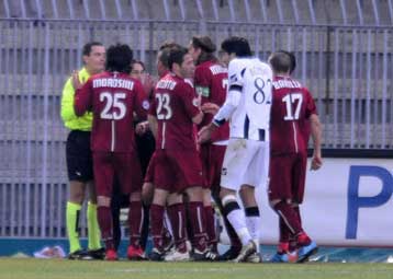 Μαθήματα «fair play» παρέδωσε η Ασκολι αν και κινδυνεύει με υποβιβασμό