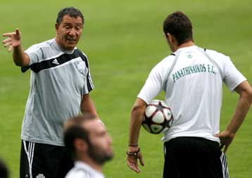 Επιπλήξεις Τεν Κάτε για τα λάθη στις στημένες φάσεις