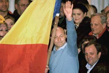 Αμφισβητεί η αντιπολίτευση τη νίκη Μπασέσκου στις προεδρικές εκλογές της Ρουμανίας