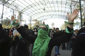 Αγρια καταστολή διαδηλώσεων στο Ιράν με πυρά στον αέρα, γκλομπ και δακρυγόνα