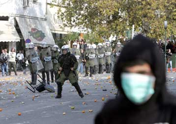 Για κακούργημα διώκονται δέκα από τους συλληφθέντες για τα επεισόδια στην Αθήνα