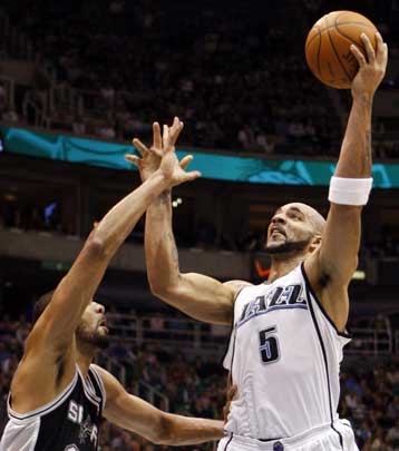 Νίκη της Γιούτα επί των Σπερς με Μπούζερ και Ουίλιαμς