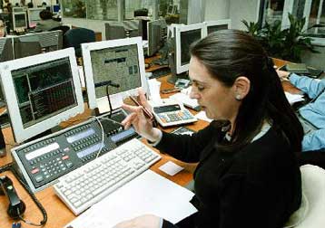 Στο 2,30% εκτινάχθηκε το spread στα ομόλογα μετά την υποβάθμιση της Fitch