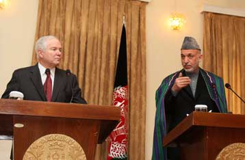 «Οι ΗΠΑ δεν αποχωρούν ακόμα» καθησυχάζει ο Γκέιτς το Αφγανιστάν