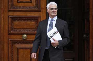 Επιβολή έκτακτου φόρου στα μπόνους των τραπεζικών στελεχών ανακοίνωσε η Βρετανία