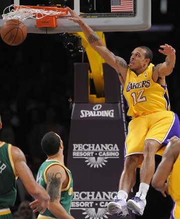 Οι Λέικερς χόρεψαν… Τζαζ και έφτασαν τις 10 σερί νίκες