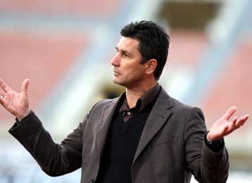 Νέες αιχμές Ουζουνίδη κατά της διαιτησίας και κριτική για την εικόνα της ΑΕΛ