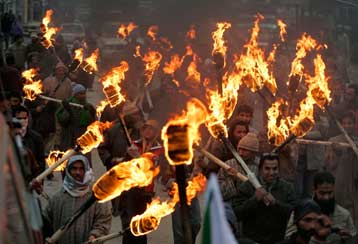 Με «λιτανεία πυρός» γιόρτασε το Κασμίρ την Ημέρα Ανθρωπίνων Δικαιωμάτων