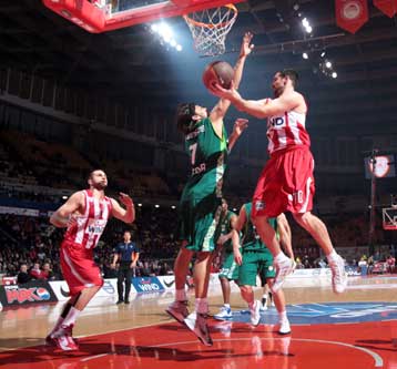 Ο Ολυμπιακός όχι μόνο νίκησε τη Μάλαγα, κάλυψε και τη διαφορά