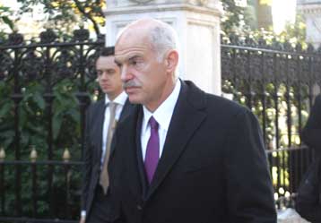 Τριετές πάγωμα μισθών στο Δημόσιο εξετάζει τώρα η κυβέρνηση