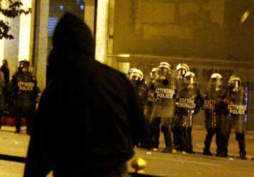 Προς κατάργηση του νόμου για την κουκούλα κατευθύνεται η κυβέρνηση