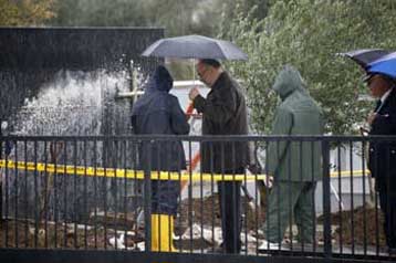 Αγνωστοι σύλησαν τον τάφο του Τάσσου Παπαδόπουλου και έκλεψαν τη σορό του