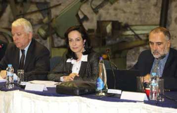 Ανοικτή σε «συγκεκριμένες δράσεις» για το άσυλο δηλώνει η υπουργός Παιδείας