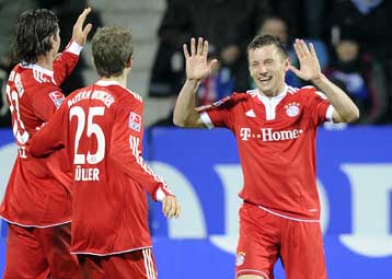 Η Σάλκε πλησίασε την κορυφή με «διπλό στη Βρέμη», «πεντάρα» η Μπάγερν στο Μπόχουμ