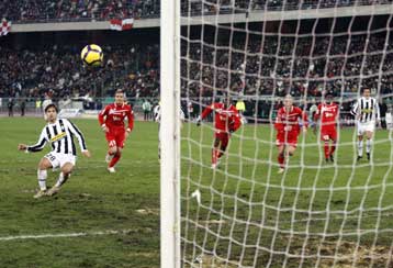 Δεν μπορεί να… συνέλθει η Γιουβέντους, «βροχή» τα γκολ στο Κάλιαρι