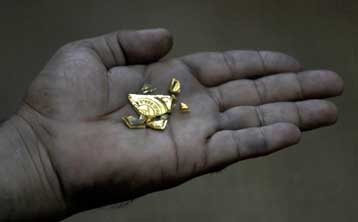 Απάνεμο «λιμάνι» ο χρυσός μέσα στην τρικυμία της κρίσης και του χαμηλού δολαρίου