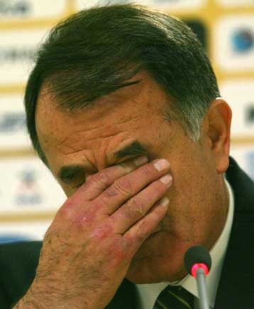 Ο Μπάγεβιτς κυνήγησε οπαδό στις εξέδρες του ΟΑΚΑ και «κατσάδιασε» τους παίκτες