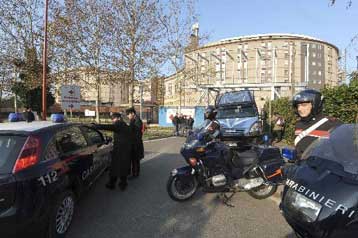 Στο νοσοκομείο παραμένει για άλλη μία ημέρα ο Μπερλουσκόνι μετά την επίθεση