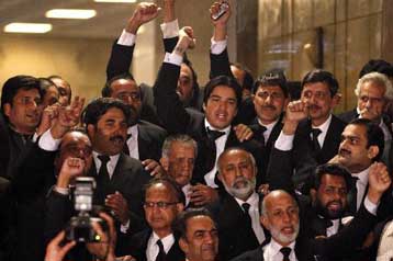 Πολιτική κρίση εν όψει στο Πακιστάν με άρση της δικαστικής «ασπίδας» του προέδρου