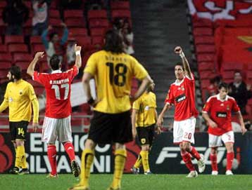 Λύγισε 2-1 από την Μπενφίκα η ΑΕΚ