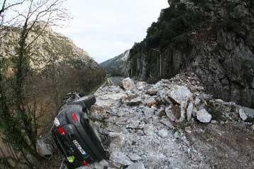 Κλειστή για «τουλάχιστον ένα μήνα» η εθνική οδός στα Τέμπη