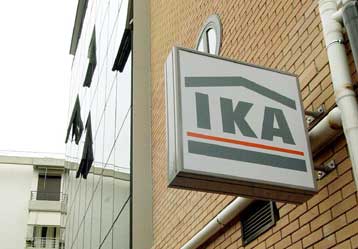 Συμβολική κατάληψη του ΙΚΑ από στελέχη του ΣΥΡΙΖΑ