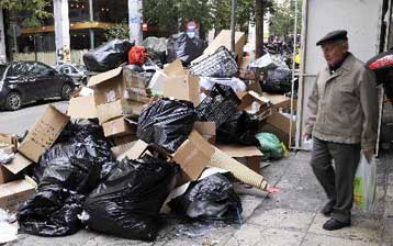 Λόφοι τα σκουπίδια στον Πειραιά εξαιτίας απεργίας στον τομέα καθαριότητας