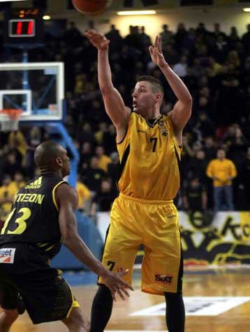 Τρίτη νίκη της ΑΕΚ στην Α1 με 77-76 επί του Αρη διά χειρός ΜακΓκράθ