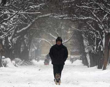 Σε κλοιό κακοκαιρίας η Ευρώπη – Χάος στους δρόμους και τα αεροδρόμια