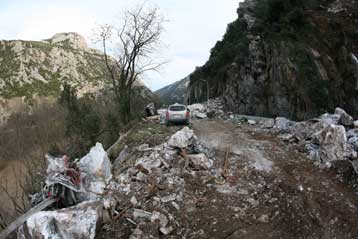 Αβέβαιο παραμένει το πότε θα ανοίξει πάλι η εθνική οδός στα Τέμπη