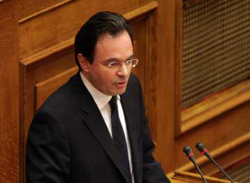 Σκληρή επίθεση Παπακωνσταντίνου στη ΝΔ κατά τη συζήτηση του Προϋπολογισμού