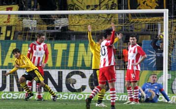 Ο Αρης «γκρέμισε» τον Ολυμπιακό από την κορυφή με γκολ του Κάμπορα