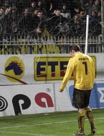 Οργή λαού (ξανά) και οπαδοί της ΑΕΚ στους Θρακομακεδόνες