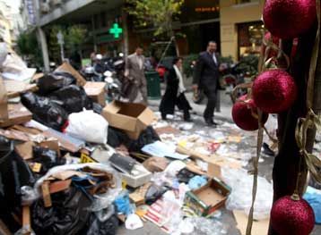 Απεργία των εργαζομένων στην καθαριότητα του Δήμου Πειραιά