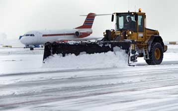 Θύματα και «πάγος» στις μεταφορές από το χιονιά στην Ευρώπη