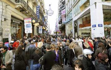 Μείωση τζίρου έως 30% στην αγορά παρά την «καταιγίδα» προσφορών