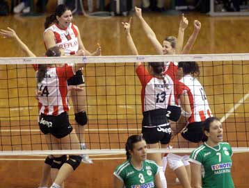 Νίκη… τίτλου πήρε ο Ολυμπιακός στη Γλυφάδα με 3-1 σετ και πήγε στο +8 από τον ΠΑΟ