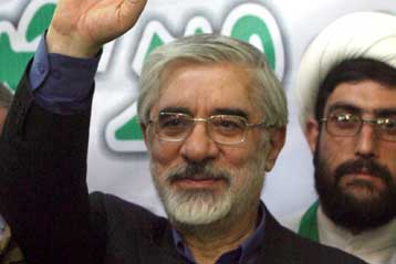 Επίθεση στο αυτοκίνητο του Μουσαβί καταγγέλλουν οι μεταρρυθμιστές