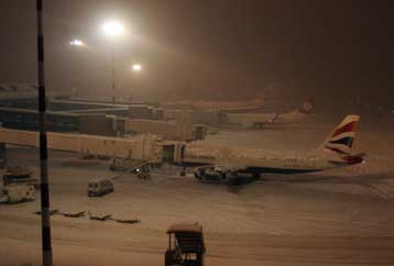 Προβλημάτων συνέχεια στις μετακινήσεις από τη σφοδρή κακοκαιρία στην Ευρώπη