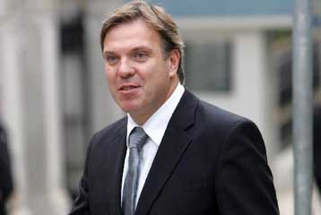 Κυβερνητική στήριξη προς Λοβέρδο μετά τις δηλώσεις για την εθελουσία στον ΟΛΠ