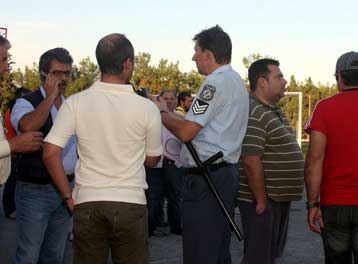 Δύο κακουργήματα και έξι πλημμελήματα σε έξι άτομα για τα επεισόδια στη Σουρωτή