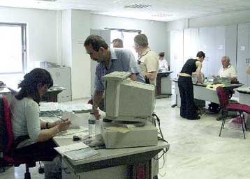 Τρία σενάρια για την έκπτωση φόρου από τις αποδείξεις εξετάζει το υπουργείο Οικονομικών