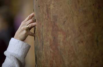 Ισραηλινό τείχος αντικρύζουν οι προσκυνητές που επισκέπτονται τη Βηθλεέμ