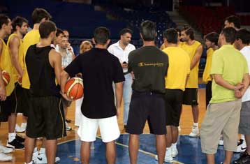 Τα… έψαλε ο Καραμανλής στους παίκτες της ΑΕΚ που εξοφλήθηκαν