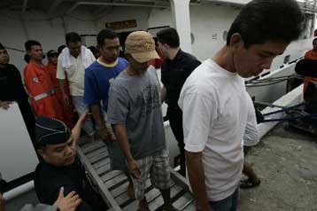 Είκοσι επτά αγνοούμενοι μετά τη σύγκρουση δύο πλοίων στις Φιλιππίνες